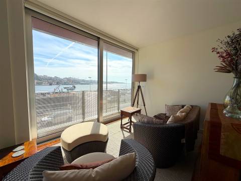 T5 com Vista Rio para Arrendamento – Rua do Ouro, Porto