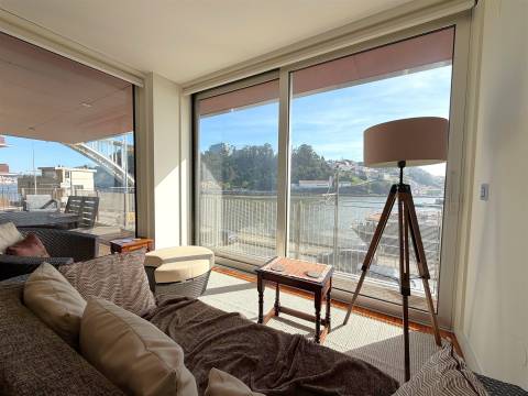 T5 com Vista Rio para Arrendamento – Rua do Ouro, Porto