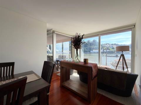 T5 com Vista Rio para Arrendamento – Rua do Ouro, Porto