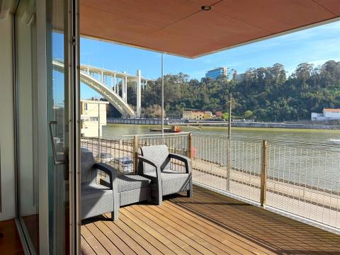 T5 com Vista Rio para Arrendamento – Rua do Ouro, Porto
