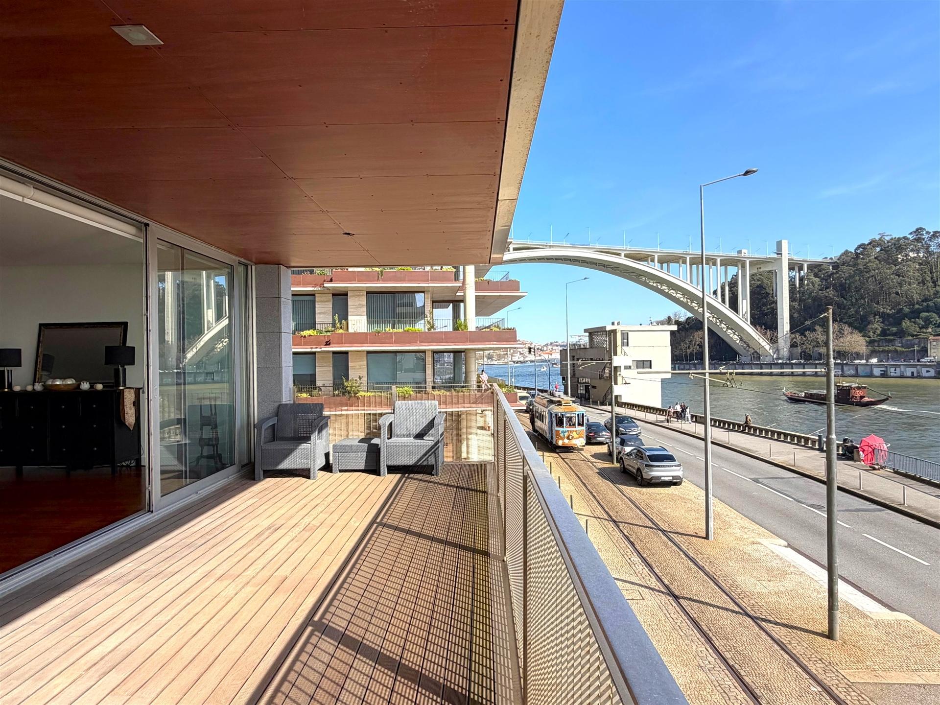 T5 com Vista Rio para Arrendamento – Rua do Ouro, Porto