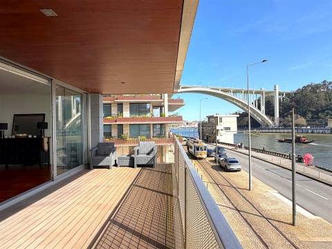 T5 com Vista Rio para Arrendamento – Rua do Ouro, Porto
