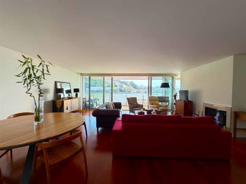 T5 com Vista Rio para Arrendamento – Rua do Ouro, Porto