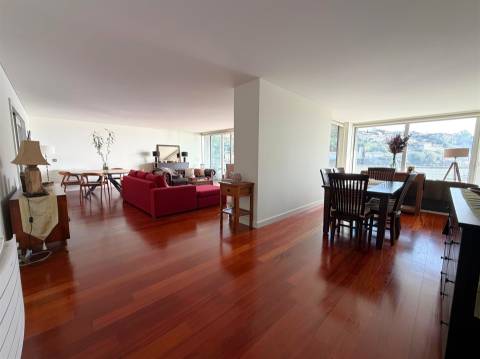 T5 com Vista Rio para Arrendamento – Rua do Ouro, Porto