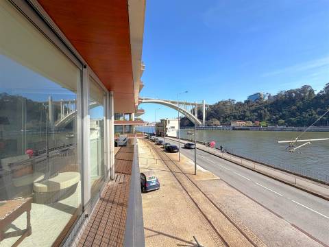T5 com Vista Rio para Arrendamento – Rua do Ouro, Porto