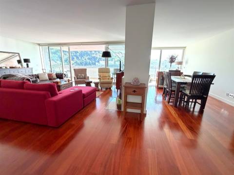 T5 com Vista Rio para Arrendamento – Rua do Ouro, Porto