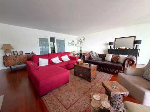 T5 com Vista Rio para Arrendamento – Rua do Ouro, Porto