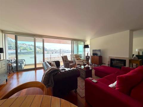 T5 com Vista Rio para Arrendamento – Rua do Ouro, Porto