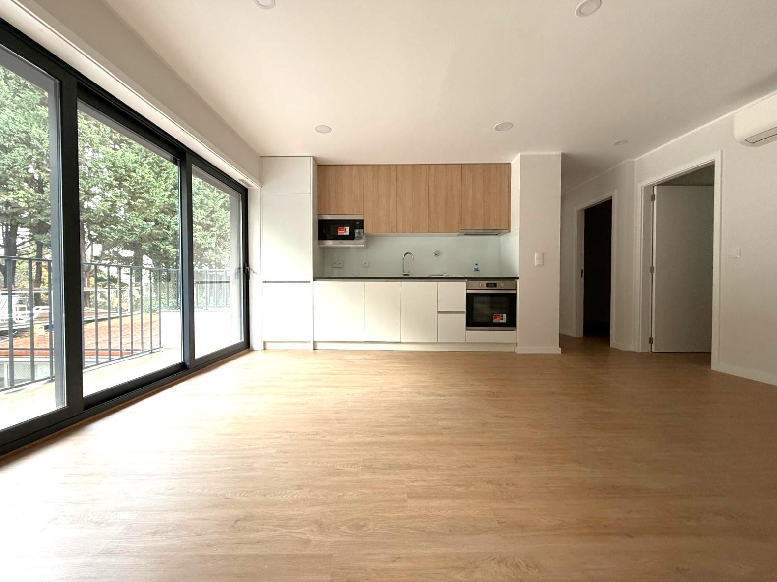 T2+1 novo c/ varanda p/ arrendar no Campo Alegre