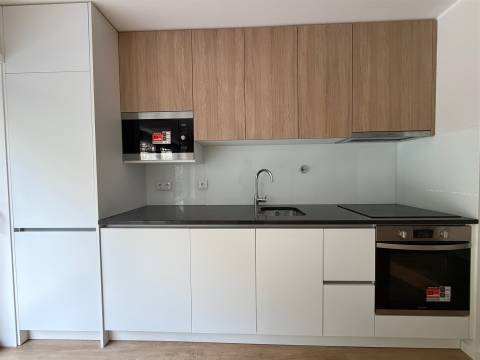 T2+1 novo c/ varanda p/ arrendar no Campo Alegre