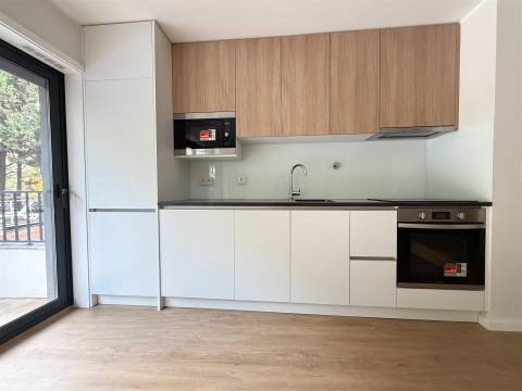 T2+1 novo c/ varanda p/ arrendar no Campo Alegre