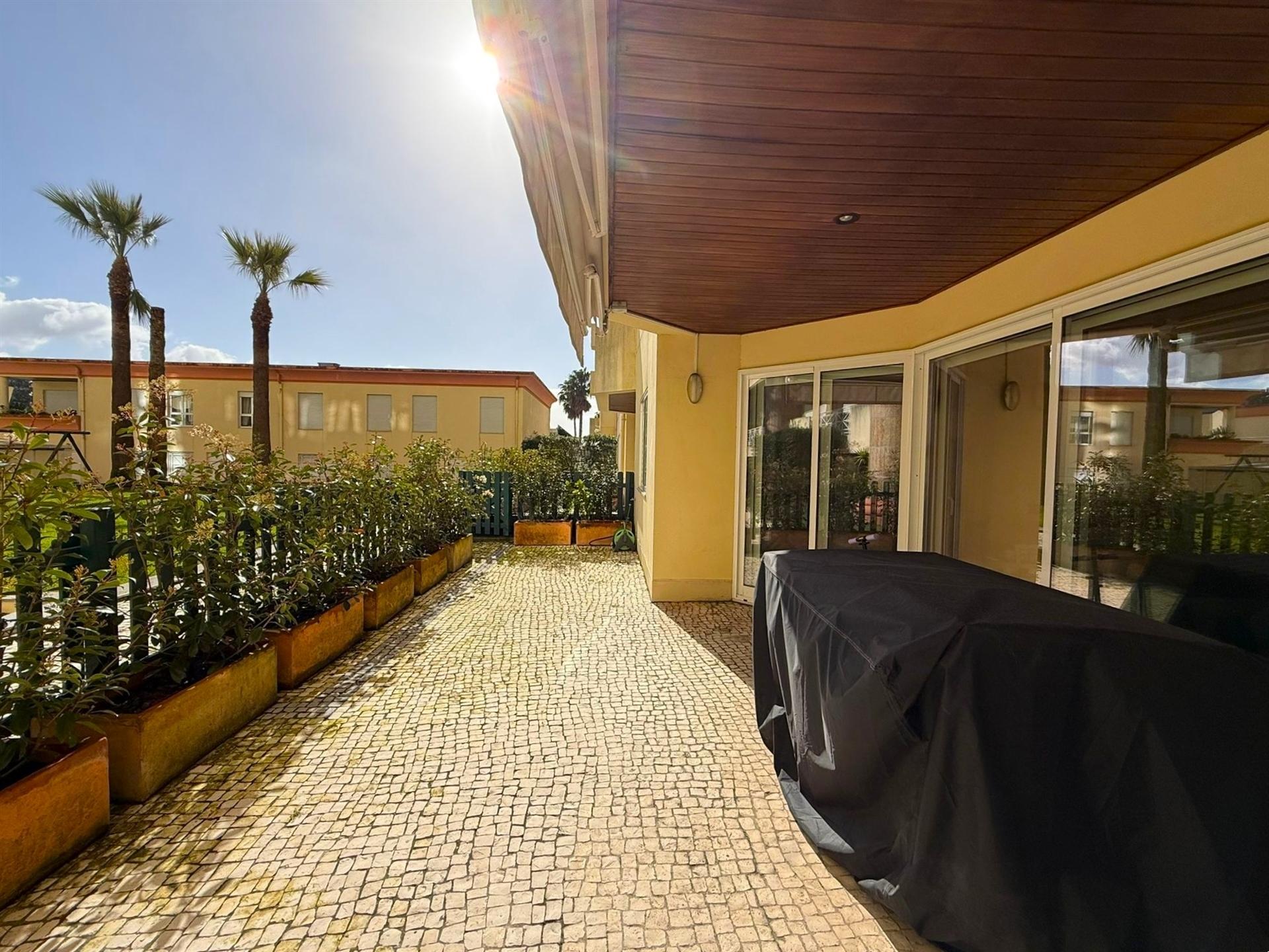 T4+1 c/ vista mar | Logradouro | Varanda nos Pinhais da Foz | Garagem e portaria 24