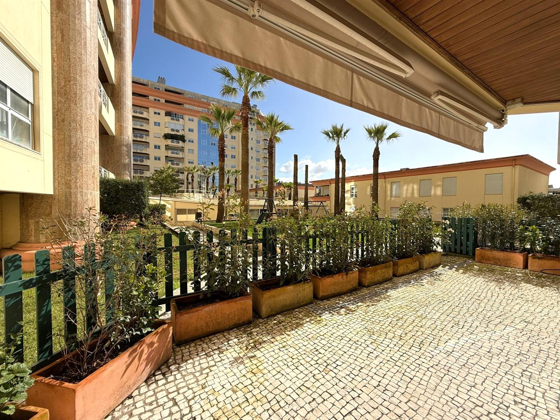 T4+1 c/ vista mar | Logradouro | Varanda nos Pinhais da Foz | Garagem e portaria 24