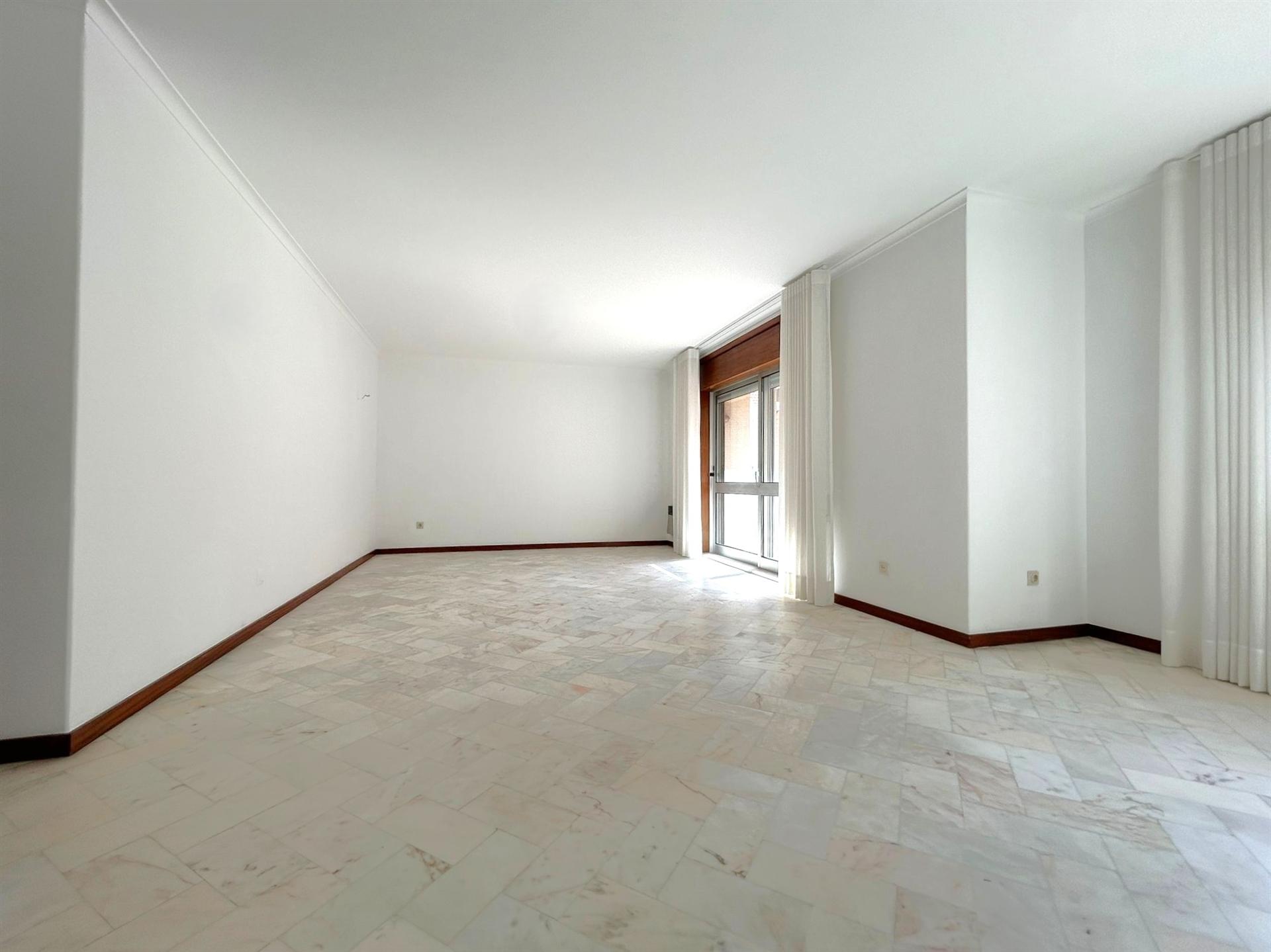 T4 para arrendamento | Varanda e Garagem | Foz do Douro