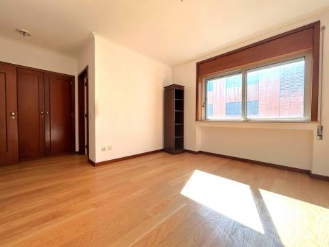 T4 para arrendamento | Varanda e Garagem | Foz do Douro