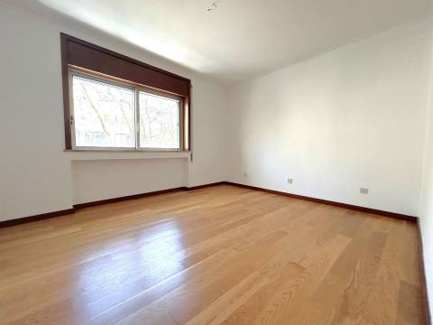 T4 para arrendamento | Varanda e Garagem | Foz do Douro