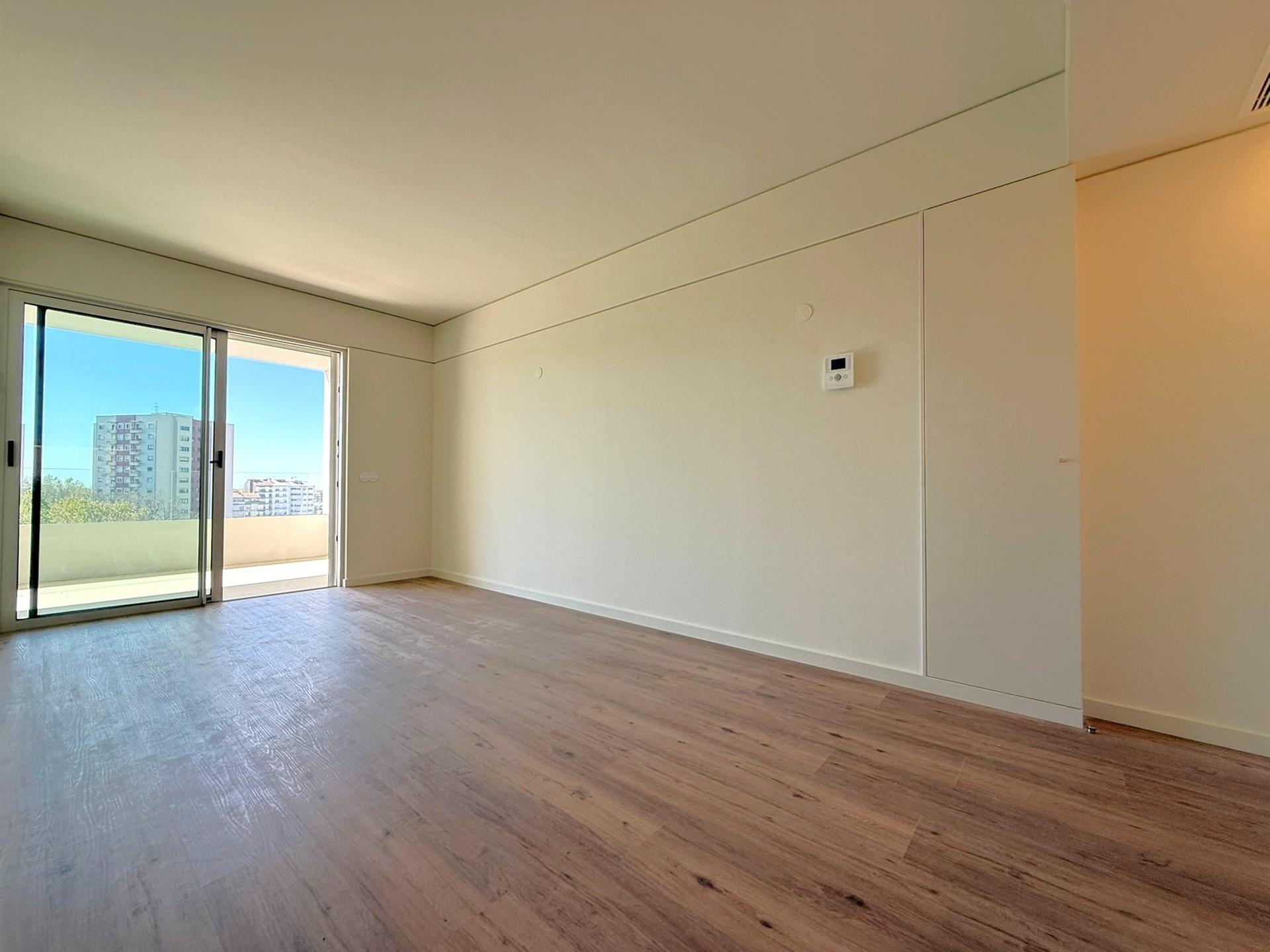 T1 c/ Varanda Sul/Poente, Garagem e Arrumo em Ramalde