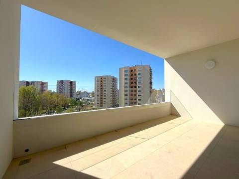 T1 c/ Varanda Sul/Poente, Garagem e Arrumo em Ramalde