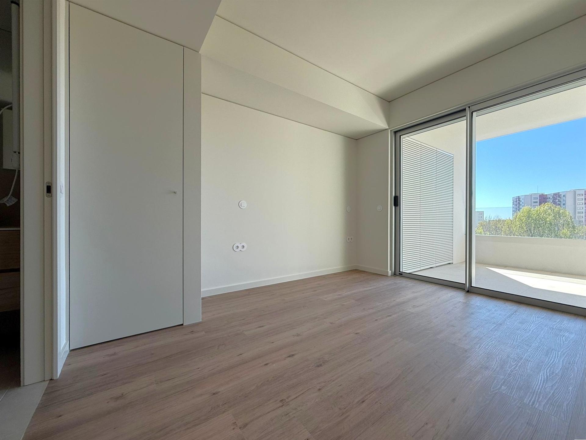 T1 c/ Varanda Sul/Poente, Garagem e Arrumo em Ramalde