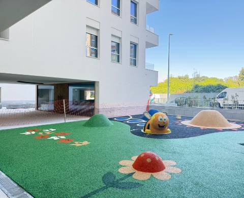 T1 c/ Varanda Sul/Poente, Garagem e Arrumo em Ramalde