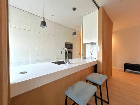 Apartamento T2 renovado com varanda e garagem | Mota Galiza