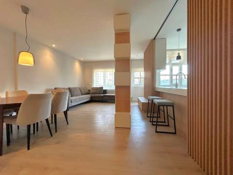 Apartamento T2 renovado com varanda e garagem | Mota Galiza