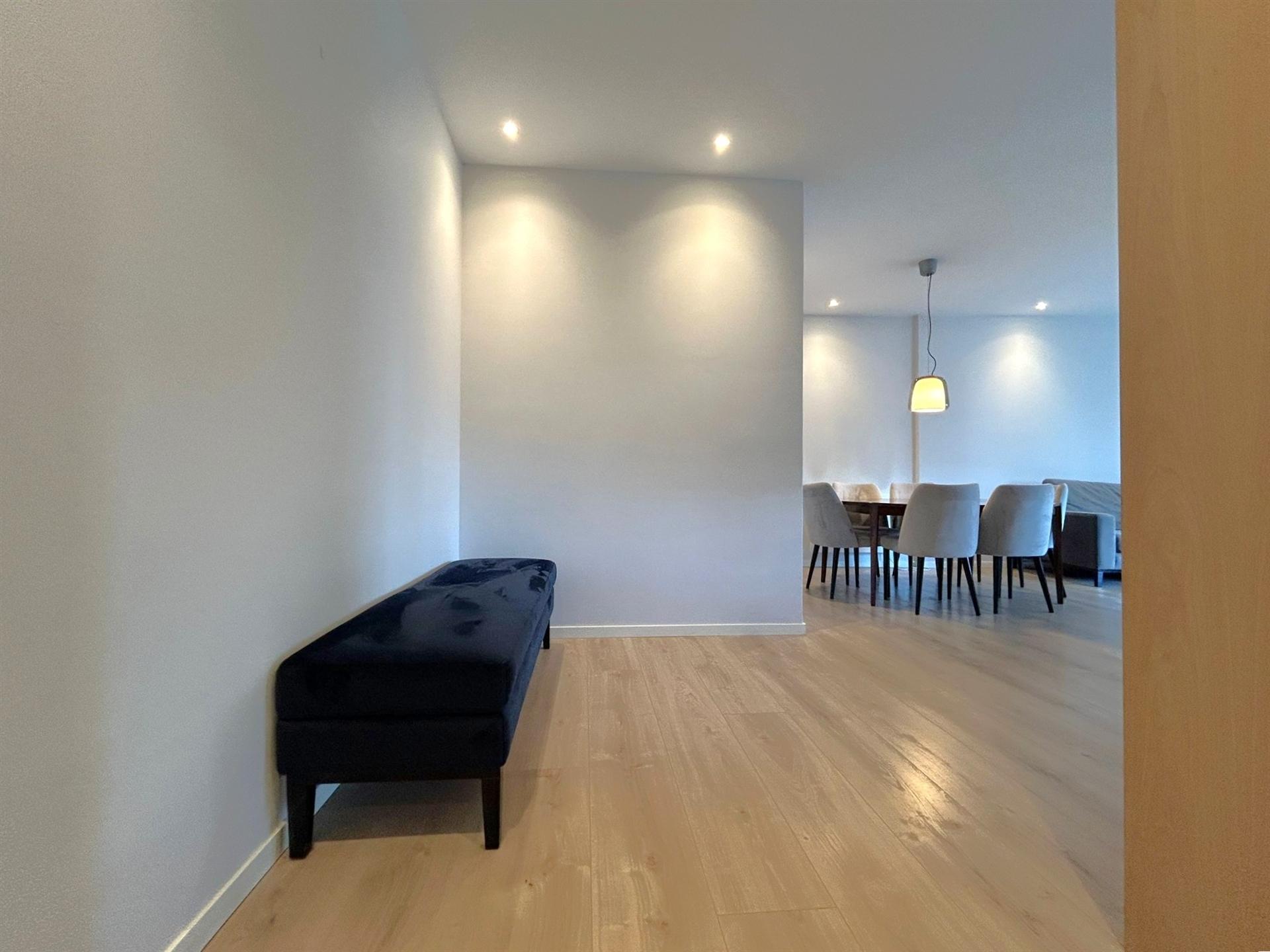 Apartamento T2 renovado com varanda e garagem | Mota Galiza