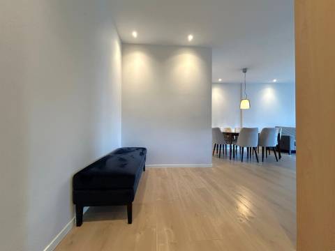 Apartamento T2 renovado com varanda e garagem | Mota Galiza