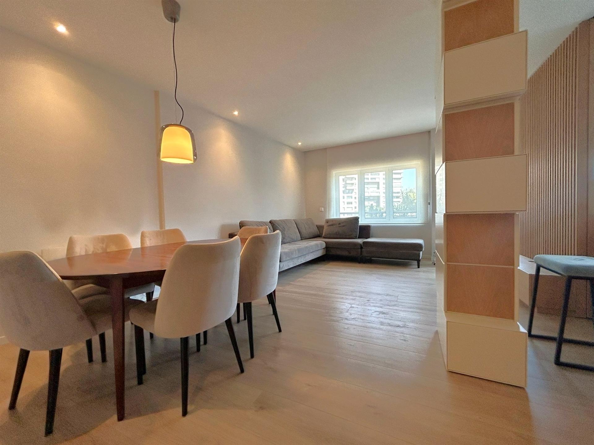 Apartamento T2 renovado com varanda e garagem | Mota Galiza