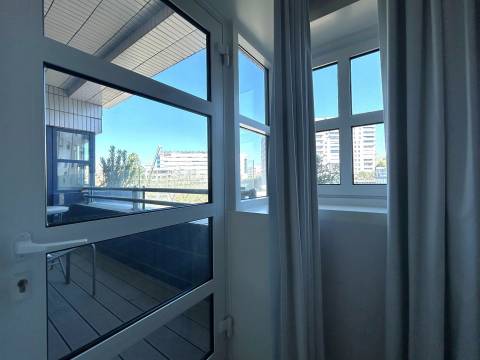 Apartamento T2 renovado com varanda e garagem | Mota Galiza