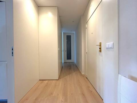 Apartamento T2 renovado com varanda e garagem | Mota Galiza