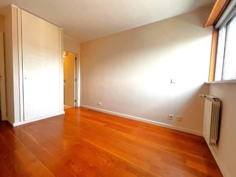 T2 na 2ª linha de mar em Matosinhos Sul para arrendar mobilado