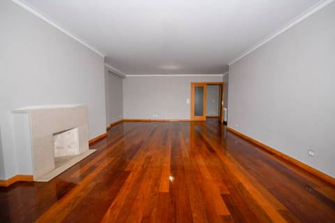 T3 | 1ª linha de mar, para arrendamento, em Matosinhos Sul | Em frente ao mar