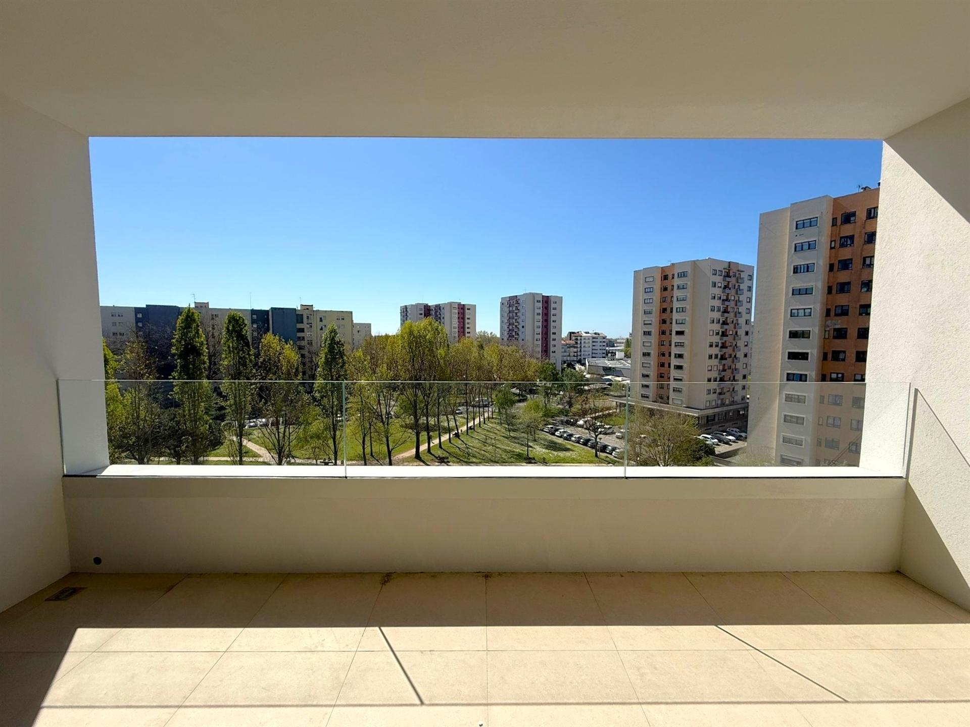 T1 c/ Varanda Sul/Poente, Garagem e Arrumo em Ramalde