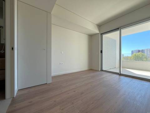 T1 c/ Varanda Sul/Poente, Garagem e Arrumo em Ramalde