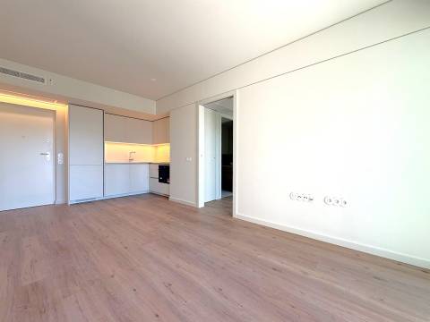 T1 c/ Varanda Sul/Poente, Garagem e Arrumo em Ramalde