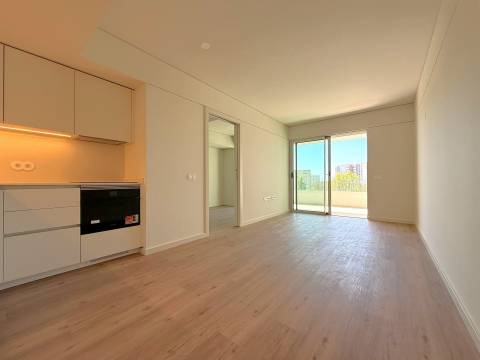 T1 c/ Varanda Sul/Poente, Garagem e Arrumo em Ramalde