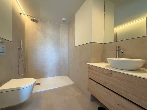 T1 c/ Varanda Sul/Poente, Garagem e Arrumo em Ramalde