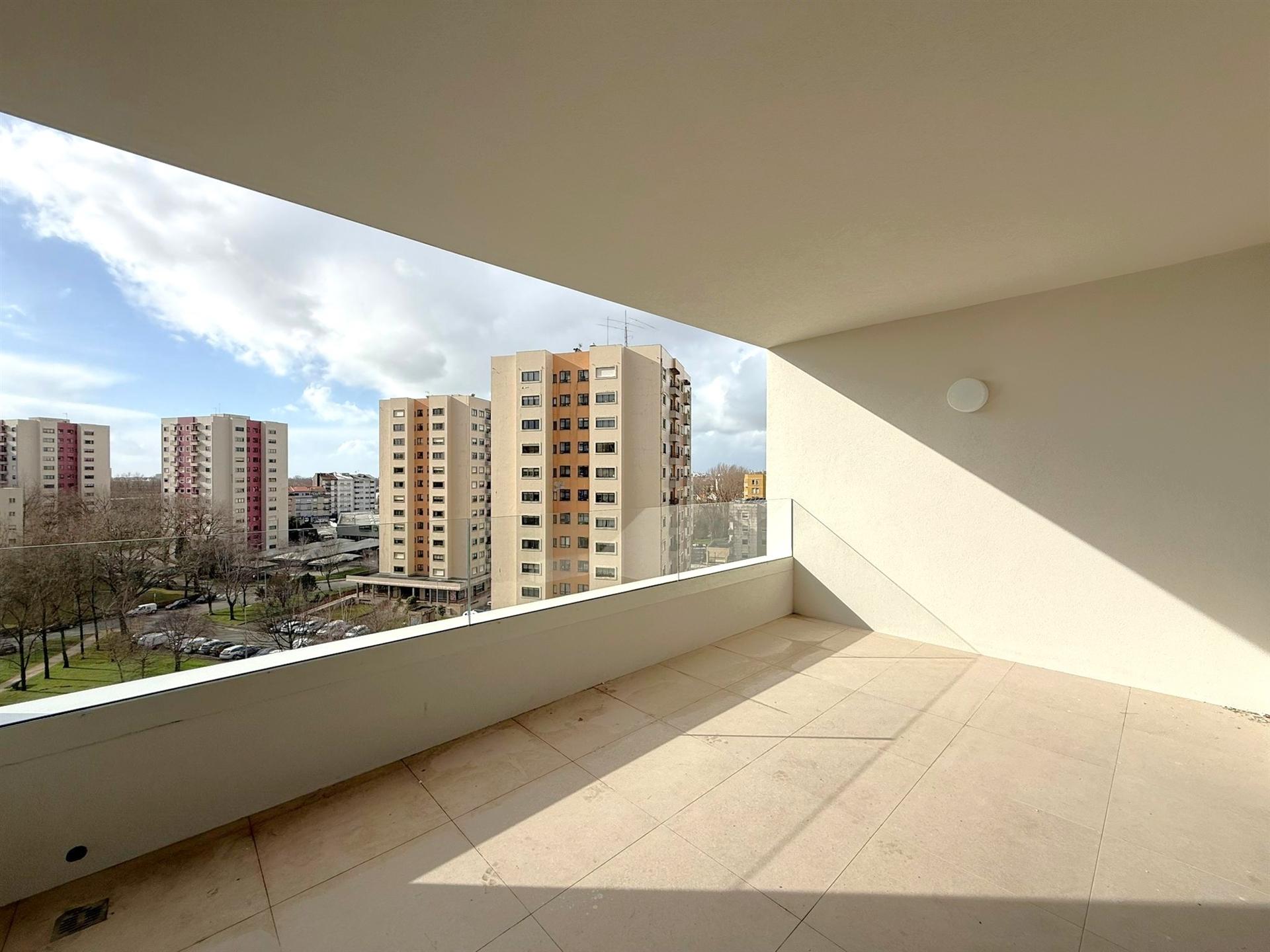 T2 NOVO no 8.º Andar c/ Varanda Sul/Poente, Garagem e Arrumo em Ramalde