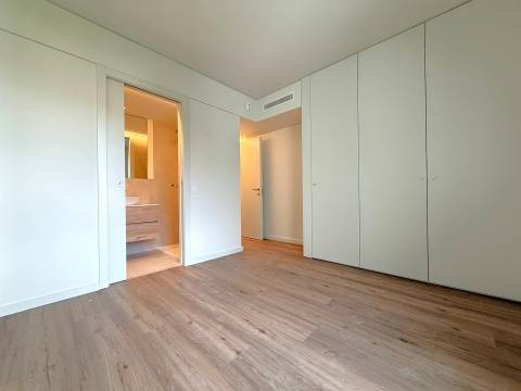 T2 NOVO no 8.º Andar c/ Varanda Sul/Poente, Garagem e Arrumo em Ramalde