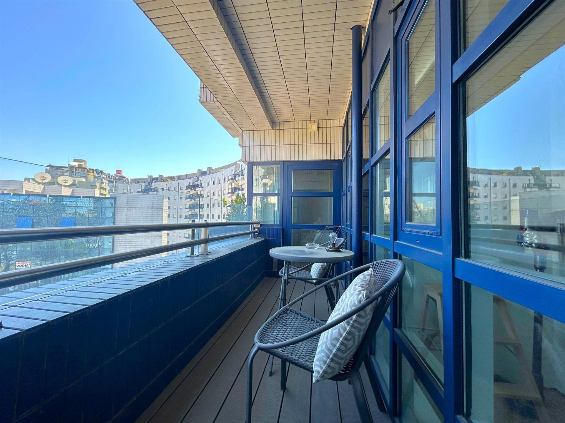 Apartamento T2 renovado com varanda e garagem | Mota Galiza