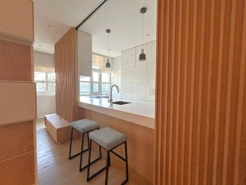 Apartamento T2 renovado com varanda e garagem | Mota Galiza