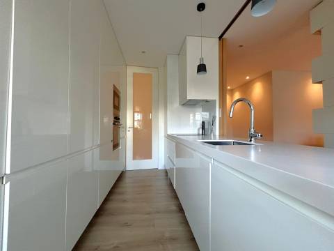 Apartamento T2 renovado com varanda e garagem | Mota Galiza