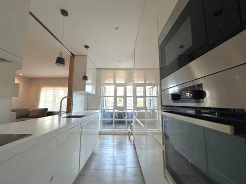 Apartamento T2 renovado com varanda e garagem | Mota Galiza