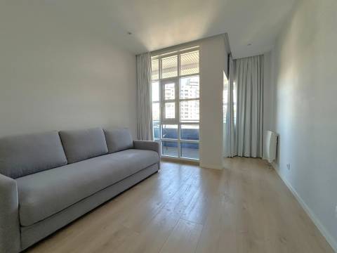 Apartamento T2 renovado com varanda e garagem | Mota Galiza