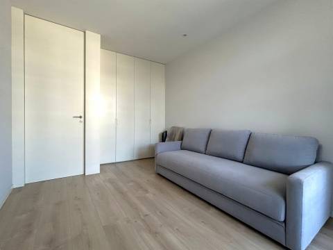 Apartamento T2 renovado com varanda e garagem | Mota Galiza