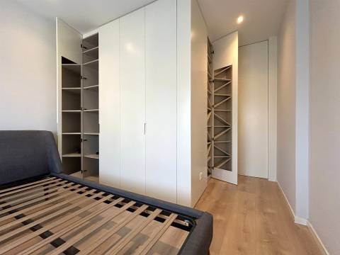 Apartamento T2 renovado com varanda e garagem | Mota Galiza