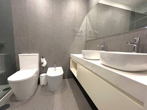 Apartamento T2 renovado com varanda e garagem | Mota Galiza