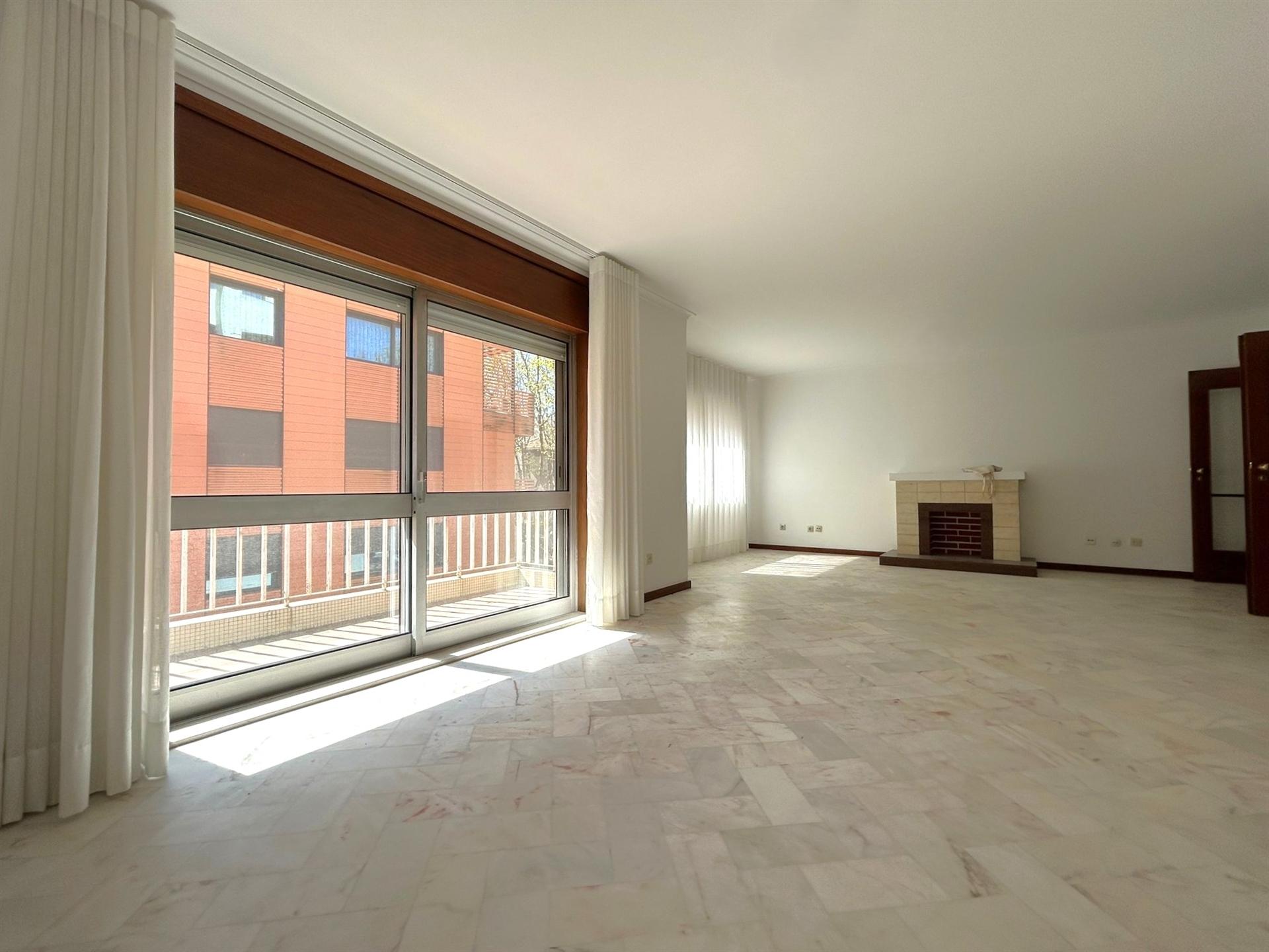 T4 para arrendamento | Varanda e Garagem | Foz do Douro