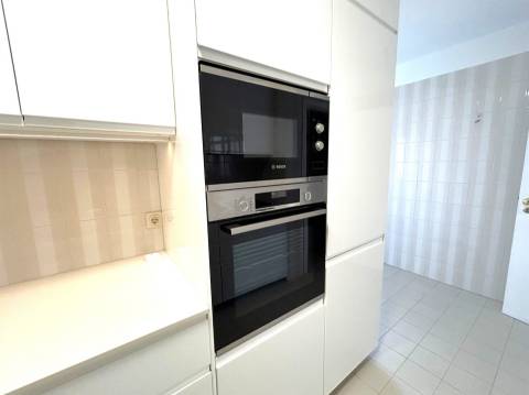 T4 para arrendamento | Varanda e Garagem | Foz do Douro